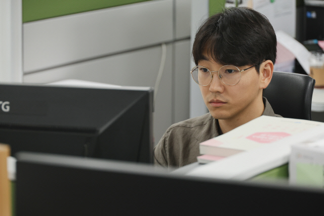 업무 보는 박정재 보건복지부 청년보좌역.<이민우 기자>